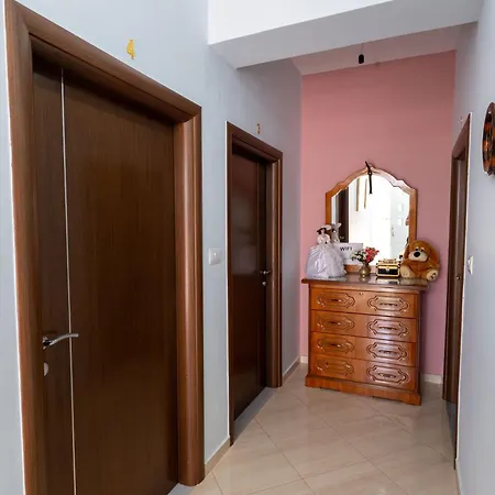 Leka Apartment *