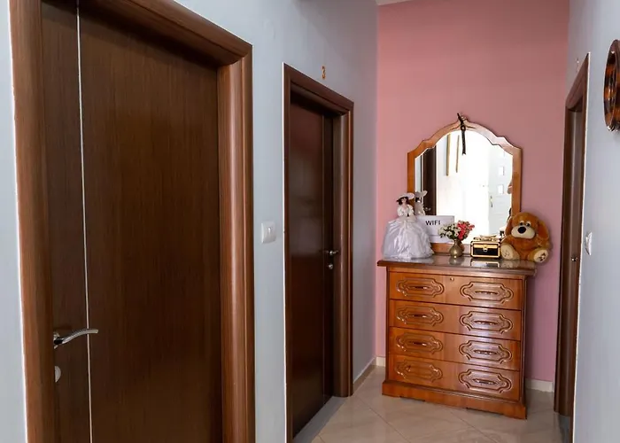 Leka Apartment *